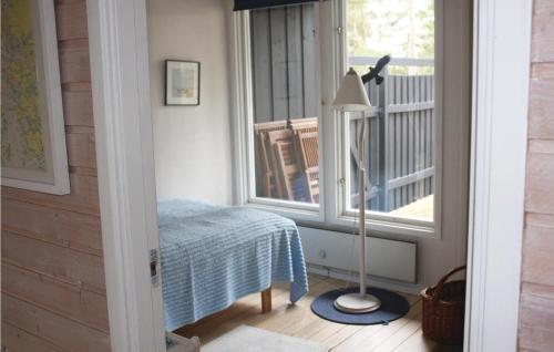 ストレムスタードにあるNice Home In Strmstad With 3 Bedrooms And Wifiの窓