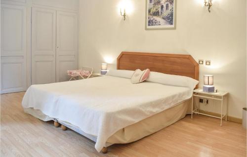 En eller flere senge i et værelse på Nice Home In Sahurs With 3 Bedrooms And Wifi