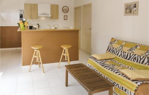 un salon avec un canapé et une cuisine dans l'établissement Lovely Home In Cazevieille With Kitchen, à Cazevieille