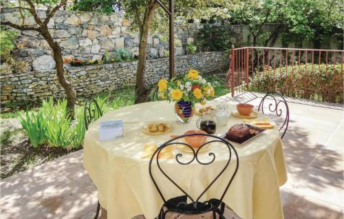 une table avec de la nourriture et des fleurs en haut dans l'établissement Lovely Home In Cazevieille With Kitchen, à Cazevieille