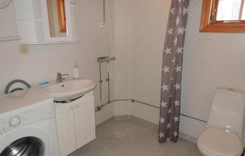 uma casa de banho com um lavatório e uma máquina de lavar roupa em Gorgeous Home In Svsj With Kitchen em Sävsjö