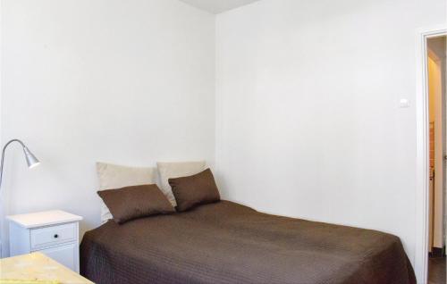 Una cama o camas en una habitación de Amazing Apartment In Ystad With Kitchen