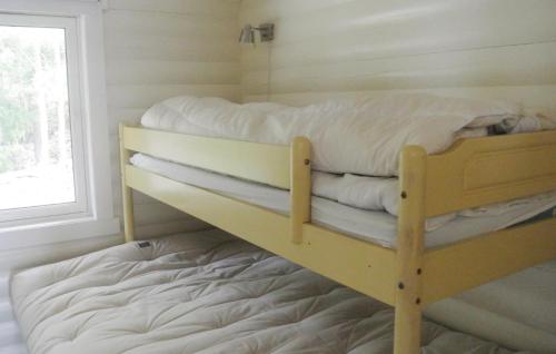 En eller flere senge i et værelse på Gorgeous Home In Nordre Frogn With House Sea View