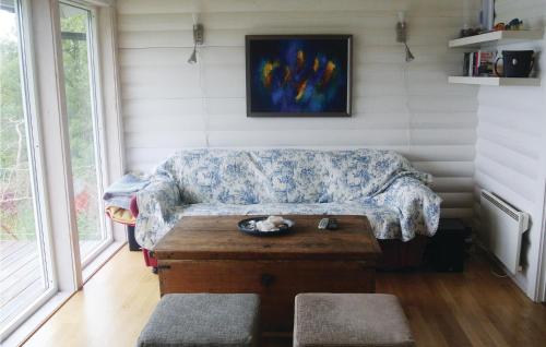 a living room with a couch and a table at Stunning Home In Nordre Frogn With Wifi in Båtstø