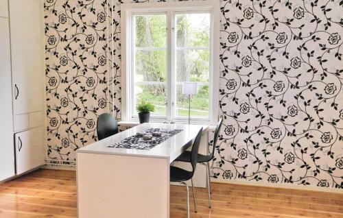 uma cozinha com uma mesa com cadeiras e uma janela em 4 Bedroom Gorgeous Home In Vetlanda em Vetlanda