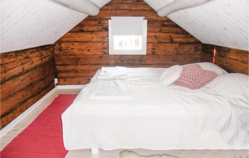 Cama blanca en habitación con paredes de madera en Gorgeous Home In Tystberga With Kitchen en Tystberga