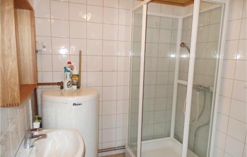ein Bad mit einer Dusche, einem Waschbecken und einem WC in der Unterkunft Lovely Home In Ringebu With Kitchen in Odlo