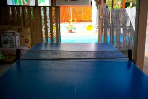 - une table de ping-pong bleue dans la chambre dans l'établissement Holiday Home Soleil de Gwada, à Sainte-Anne