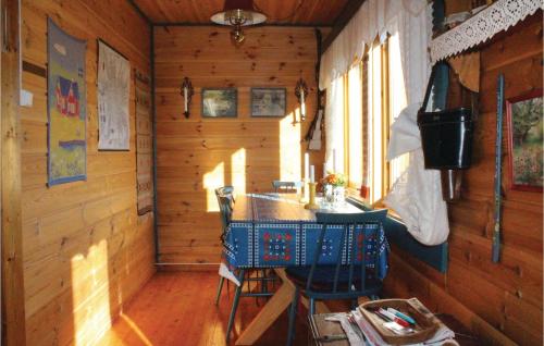 una habitación con mesa y sillas en una cabaña en 3 Bedroom Awesome Home In Voss en Revke