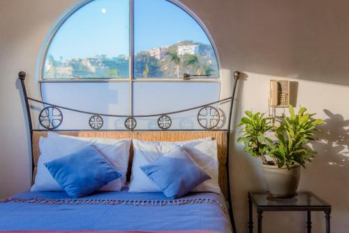 Postel nebo postele na pokoji v ubytování Los Milagros Hotel