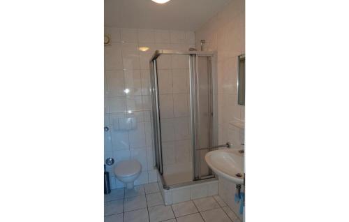 ein Bad mit einer Dusche, einem WC und einem Waschbecken in der Unterkunft Nice Apartment In Insel Poel-gollwitz With 1 Bedrooms in Gollwitz