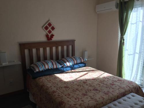 トリニダにあるCasa Inésのベッドルーム(ベッド1台、窓付)