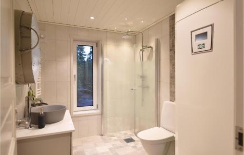 Ένα μπάνιο στο Nice Home In Lidkping With Kitchen