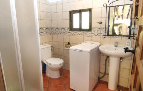 a bathroom with a toilet and a sink at Beautiful Home In Sileras-almedinilla With Kitchenette in Almedinilla