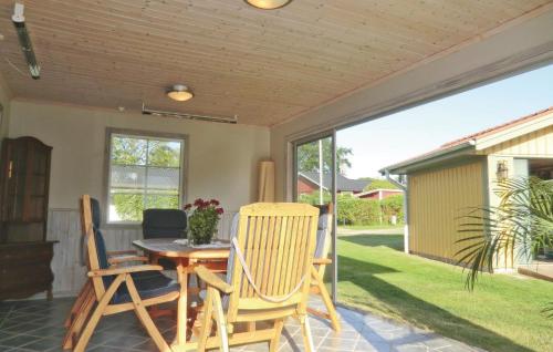 Awesome Home In Slvesborg With Kitchen في Falkvik: فناء مع طاولة وكراسي على الفناء