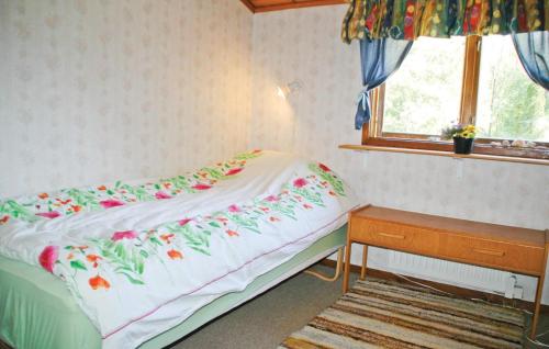um pequeno quarto com uma cama e uma janela em Amazing Home In Svanesund With Kitchen em Svanesund