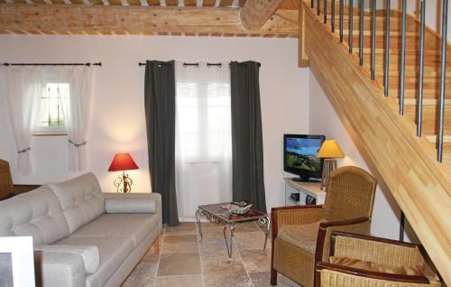 un salon avec un canapé et une télévision dans l'établissement Cozy Home In Pernes Les Fontaines, à Pernes-les-Fontaines