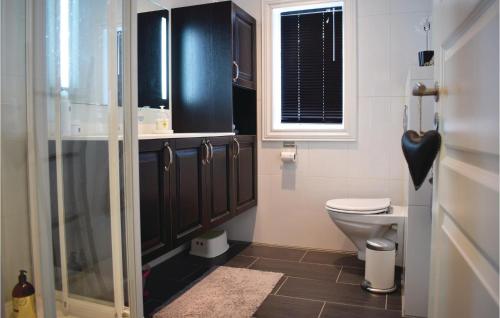 W łazience znajduje się toaleta i przeszklony prysznic. w obiekcie Cozy Home In Hovet With Kitchen w mieście Hovet