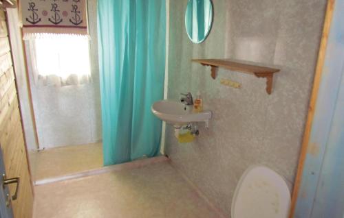 Koupelna v ubytování Beautiful Home In Bjoa With Kitchen