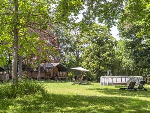 parco con tavolo da picnic e parco giochi di Pool Villa in Artigat Valley ad Artigat