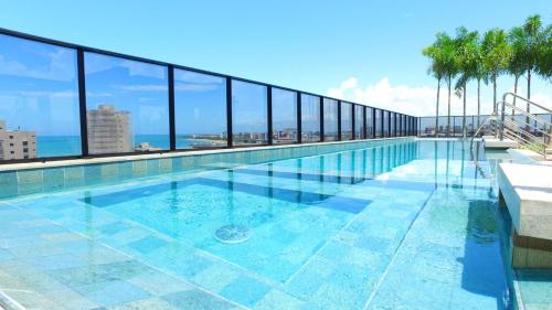 a swimming pool on the roof of a building at Apartamento de alto luxo. in Maceió