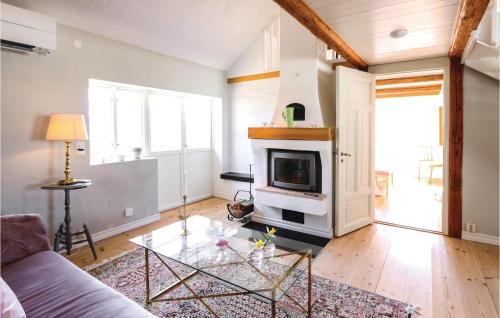 TV a/nebo společenská místnost v ubytování Three-Bedroom Holiday Home In Loderup