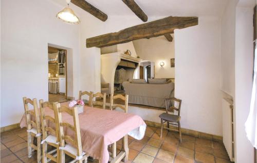 une cuisine et une salle à manger avec une table et des chaises dans l'établissement Holiday Home Chemin De L Ecuyer, à Draguignan