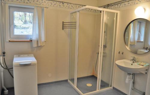 y baño con ducha y lavamanos. en Nice Home In Ronneby With House Sea View, en Ronneby