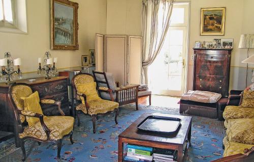 a living room with a couch and chairs and a table at Cozy Home In Chablis With Wifi in Chablis