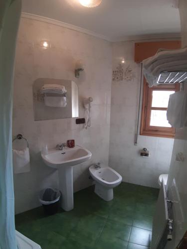 a bathroom with a sink and a toilet at Picon del Conde in Monasterio de Rodilla