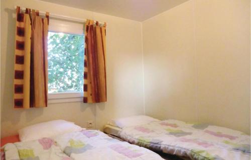 1 dormitorio con 2 camas y ventana en Relax - Chalet Comfort, en Haller