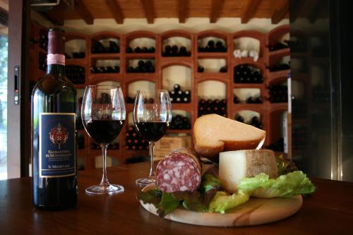a table with two glasses of wine and a sandwich at La Locanda Della Chiocciola in Orte