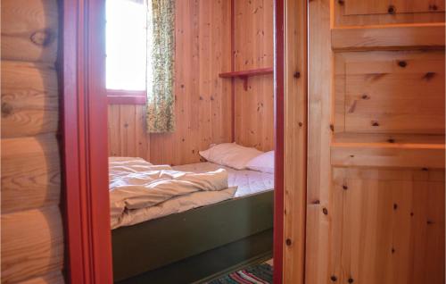 una piccola camera con un letto in una cabina di Gorgeous Home In Gol With House A Mountain View a Sanderstølen