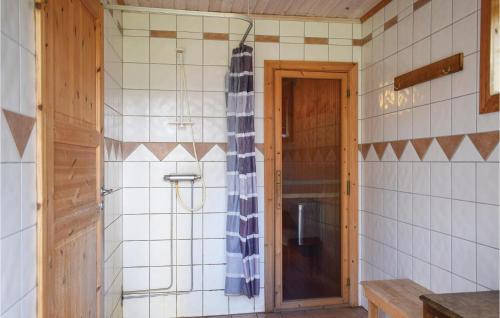 baño con ducha con cortina azul en Stunning Home In Gislaved With Lake View, en Askebo