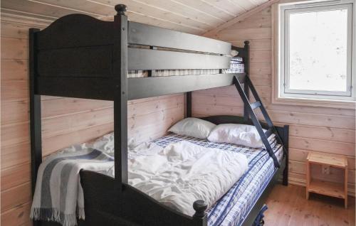 Tempat tidur susun dalam kamar di Amazing Home In Hol With Sauna