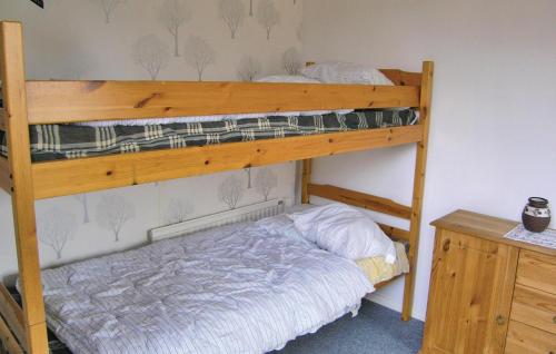 Un ou plusieurs lits superposés dans un hébergement de l'établissement Stunning Home In Gislaved With Lake View