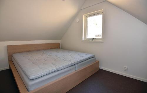 łóżko w pokoju z oknem w obiekcie Amazing Home In Brastad With House Sea View w mieście Brastad