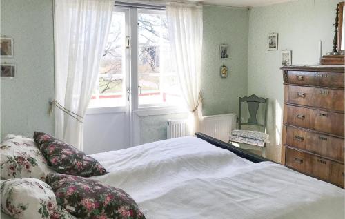 a bedroom with a bed and a dresser and a window at Stunning Home In Degerhamn With Wifi in Gammalsby