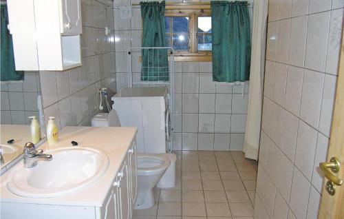 Bathroom sa Gorgeous Home In Skei I Jlster With House Sea View