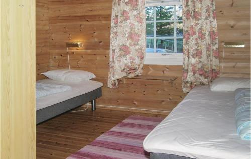 Rúm í herbergi á Amazing Home In Eresfjord With 3 Bedrooms