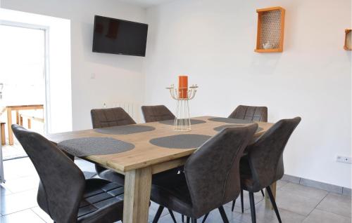 d'une table à manger entourée de chaises noires. dans l'établissement Cozy Home In Sainteny With Kitchen, à Sainteny