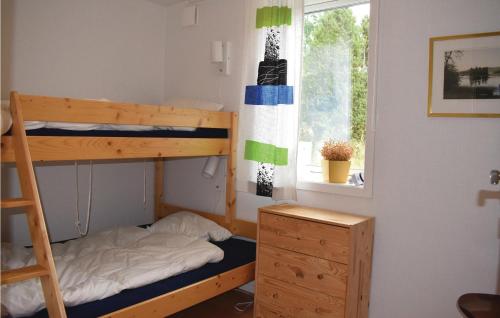 Bunk bed o mga bunk bed sa kuwarto sa Nice Home In Vetlanda With Wifi