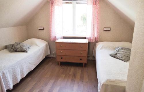 Säng eller sängar i ett rum på Nice Home In Vessigebro With Kitchen
