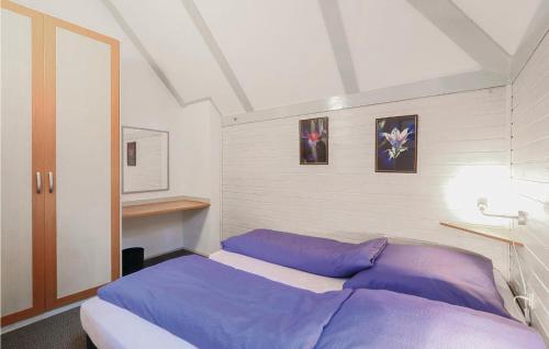 KemmerodeにあるFerienhaus 87 In Kirchheimのベッドルーム1室(紫のシーツが敷かれた大型ベッド1台付)