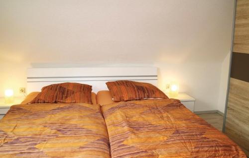 two beds sitting next to each other in a bedroom at Nice Apartment In Nahetal-waldau With Wifi in Hinternah