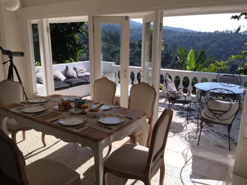 een tafel en stoelen op een patio met uitzicht bij Pondok Plantation Luxury Mountain Escape Bedugul in Bedugul