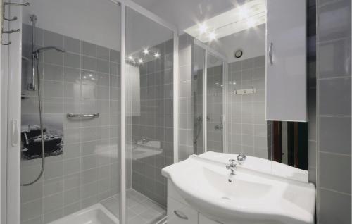 ein Bad mit einem Waschbecken, einer Dusche und einem WC in der Unterkunft Nice Apartment In Goslar With 2 Bedrooms in Hahnenklee-Bockswiese