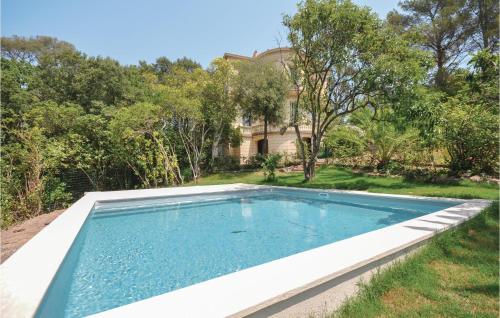Bazén v ubytování Beautiful Home In Saint Raphael nebo v jeho okolí