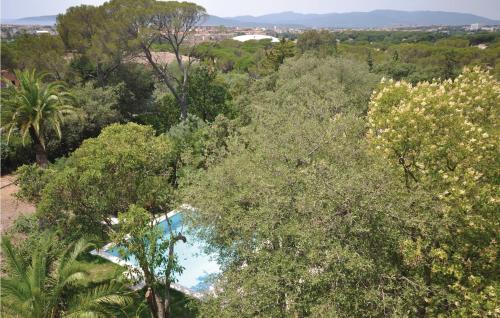 - une vue sur les arbres et une piscine dans l'établissement Beautiful Home In Saint Raphael, à Saint-Raphaël