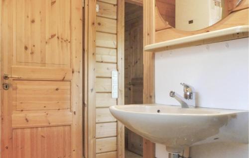 Ванная комната в Nice Home In Schlitz-rimbach With Kitchen